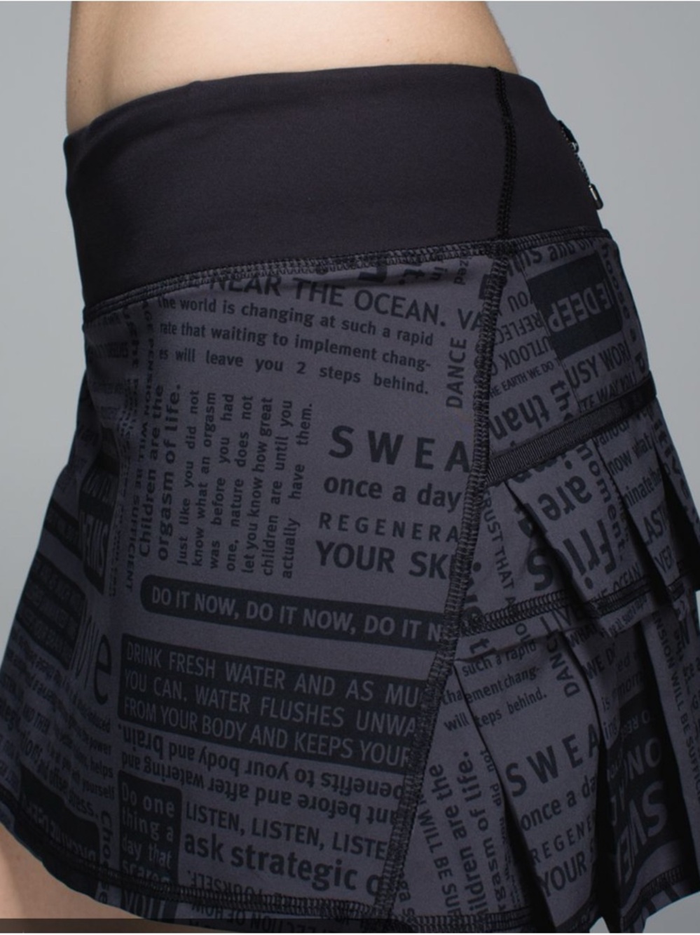 Lululemon RARE Pace Setter Skort in Manifesto Print Super Cute size 6
